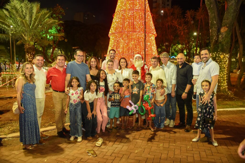 Campo Grande acende luzes e abre Natal dos Sonhos com praça lotada Campo Grande acende luzes e abre Natal dos Sonhos com praça lotada