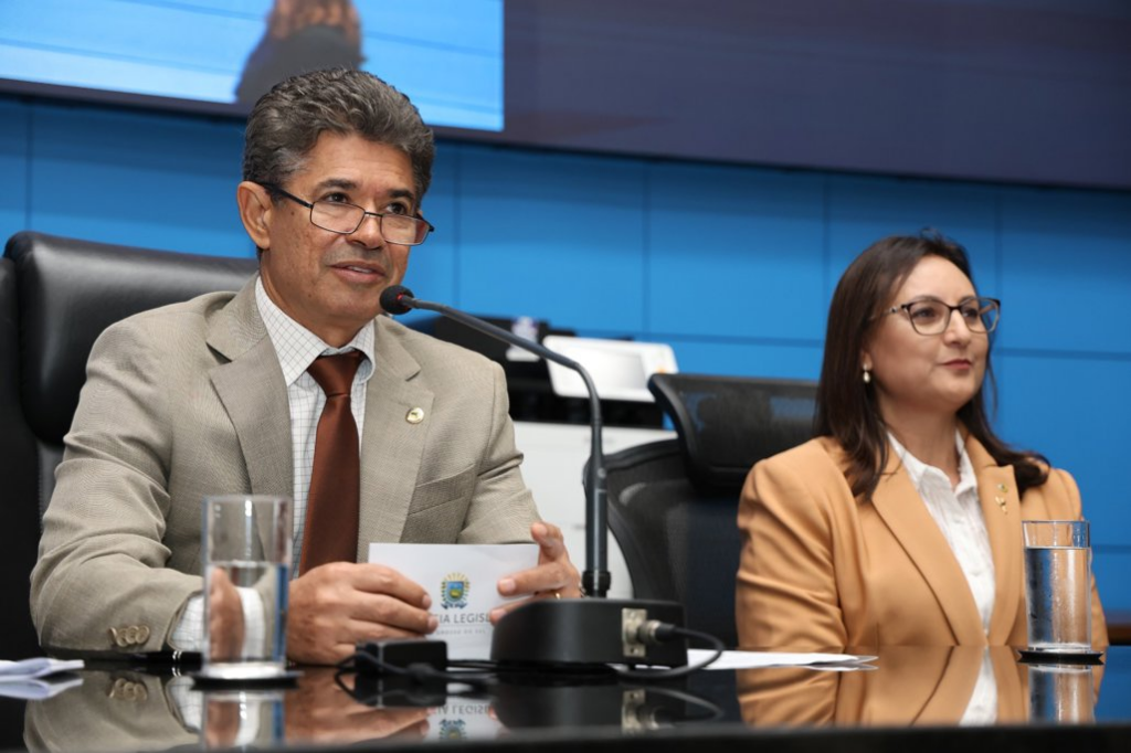 Farmacêuticos recebem homenagens em noite solene na ALEMS Farmacêuticos recebem homenagens em noite solene na ALEMS