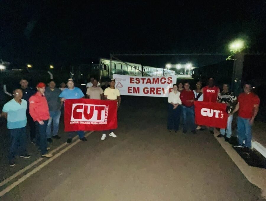 Greve dos motoristas continua na terça-feira; audiência de conciliação pode encerrar o movimento Greve dos motoristas continua na terça-feira; audiência de conciliação pode encerrar o movimento