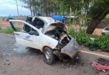 Pick-up bate de frente contra carreta bitrem, mata duas pessoas e deixa outras três feridas