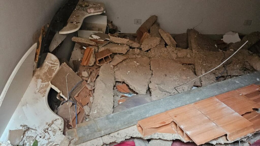 Tomado por planta, teto de casa não suporta o peso e desmorona no bairro Oliveira