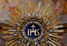 Hoje celebramos o Santíssimo Nome de Jesus, ajoelhemos para glória de Deus