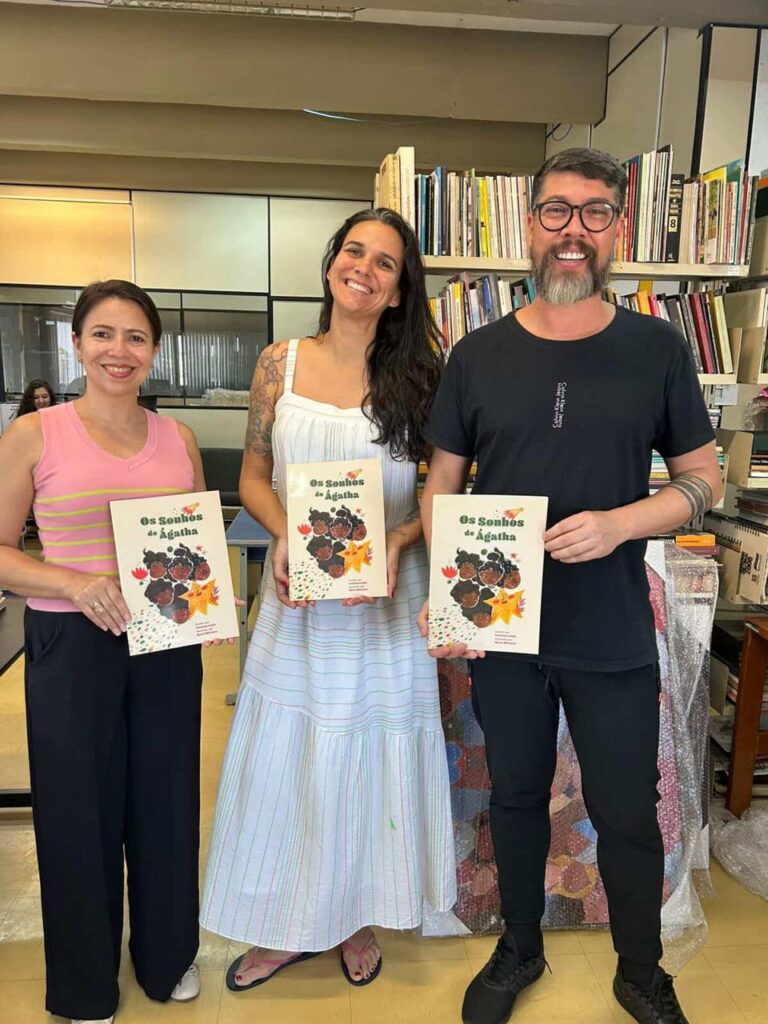 Exemplares do livro Os Sonhos de Ágatha chegam ao Governo do Estado e ampliam direito de sonhar na infância