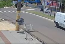 Vídeo: guarda avança rotatória ‘no gás’ e bate em veículo que não conseguiu parar a tempo