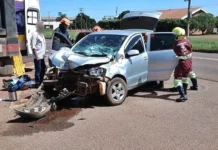 Veículo fica destruído ao bater em carreta na BR-163; duas pessoas ficaram feridas