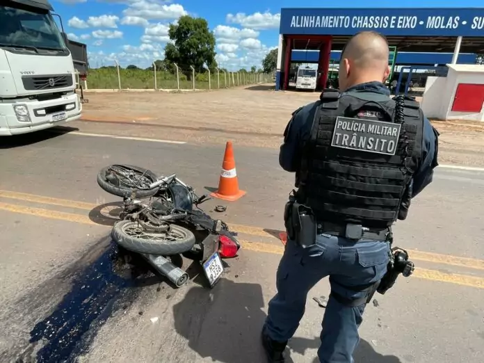 Motociclista morre ao se chocar com carreta no anel viário de Três Lagoas