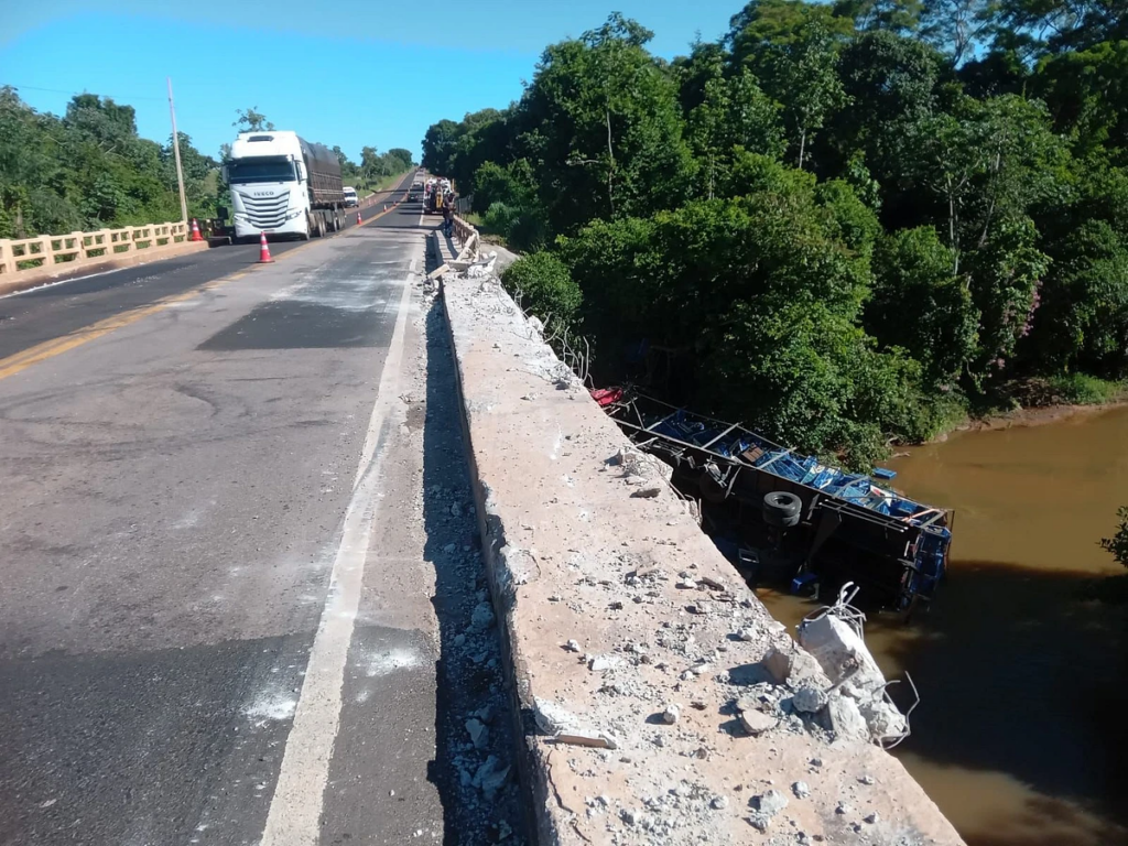 Caminhão cai no Rio Piquiri, na BR-163, e motorista morre nas ferragens Caminhão cai no Rio Piquiri, na BR-163, e motorista morre nas ferragens