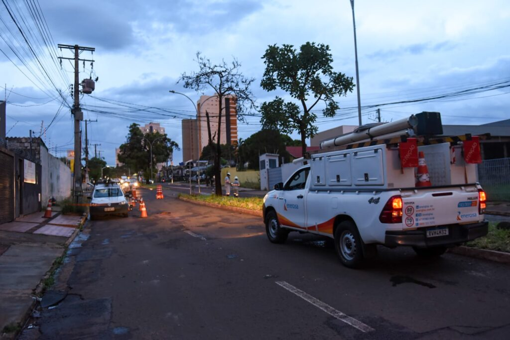Após ter o asfalto arrancado, Rua Rachid Neder, no bairro Monte Castelo, é interditada Após ter o asfalto arrancado, Rua Rachid Neder, no bairro Monte Castelo, é interditada