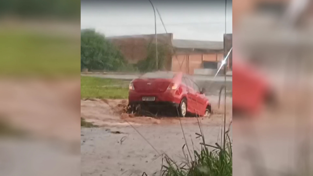 Vídeo: chuva forte atinge Campo Grande e, mais uma vez, ruas são tomadas pela enxurrada