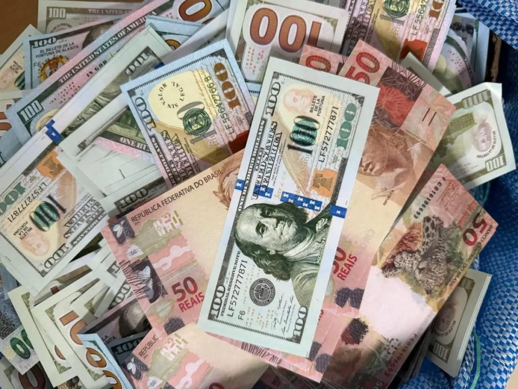 Notas falsas de reais e dólares são apreendidas em carro que cruzava a fronteira em MS Notas falsas de reais e dólares são apreendidas em carro que cruzava a fronteira em MS