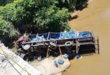 Caminhão cai no Rio Piquiri, na BR-163, e motorista morre nas ferragens