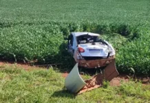 Motorista tenta desviar de buracos na MS-386 e acaba capotando carro com sua família
