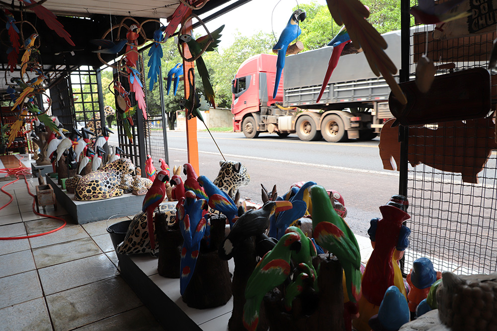 Comerciantes de Anhanduí defendem permanência das barracas na BR-163 Comerciantes de Anhanduí defendem permanência das barracas na BR-163