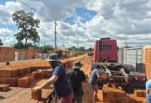 Emha entrega materiais e apoia famílias em situação de vulnerabilidade