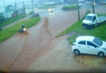 Vídeo: motociclista é derrubado e arrastado pela enxurrada na Av. Guaicurus