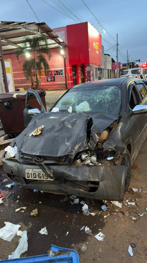 Veículo fica destruído ao bater na traseira de caminhão de lixo em Ribas do Rio Pardo
