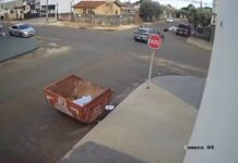 Vídeo mostra motociclista piruetando ao bater em carro durante fuga da PM