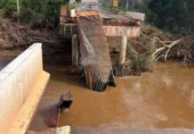 Estrutura desaba na MS-080 durante passagem de carreta em MS