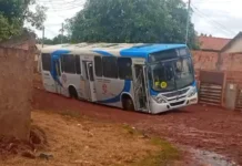 Ônibus do transporte coletivo fica atolado em cratera na Vila Romana
