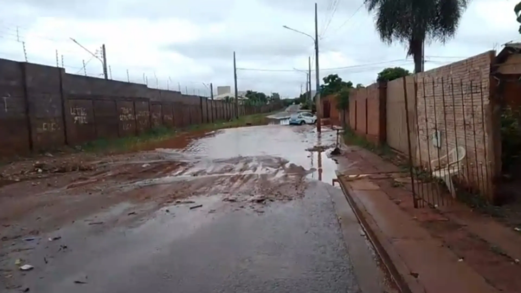 Chuva passa dos 100 mm na Capital e provoca quedas de árvores e alagamentos