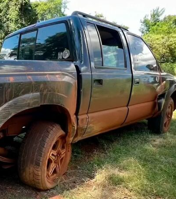 BR-267: Motorhome bate em mureta após evitar veículo quebrado