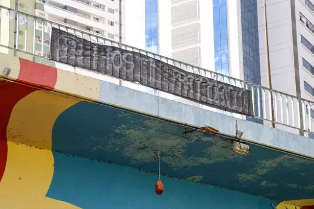 Cabeça de porco é pendurada em viaduto da Capital em dia de clássico do Paulistão