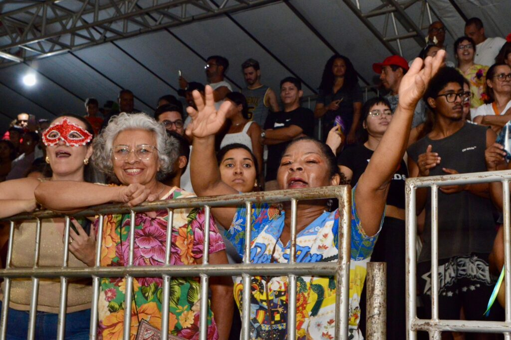 Desfiles das escolas de samba abrem Carnaval com público de 15 mil pessoas