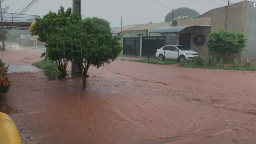 Vídeo: Capital tem mais um dia de chuva forte com enxurradas e alagamentos em vários bairros Vídeo: Capital tem mais um dia de chuva forte com enxurradas e alagamentos em vários bairros