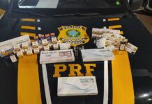 Casal é flagrado com medicamentos escondidos em bolachas, banana, tênis e colchão