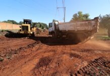 Prefeitura de Dourados recupera ruas para chegada do asfalto nos Jardins Pelicano e Carisma