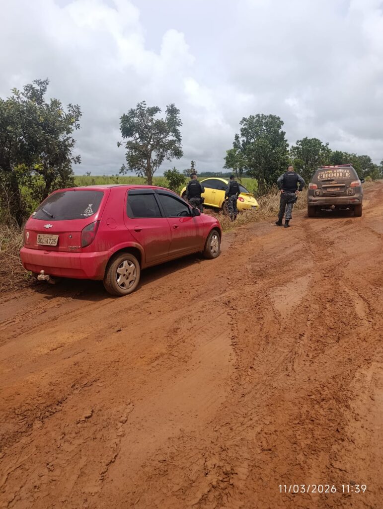 Quadrilha invade casa, rende mãe e filho e foge levando carros, joias e eletrônicos