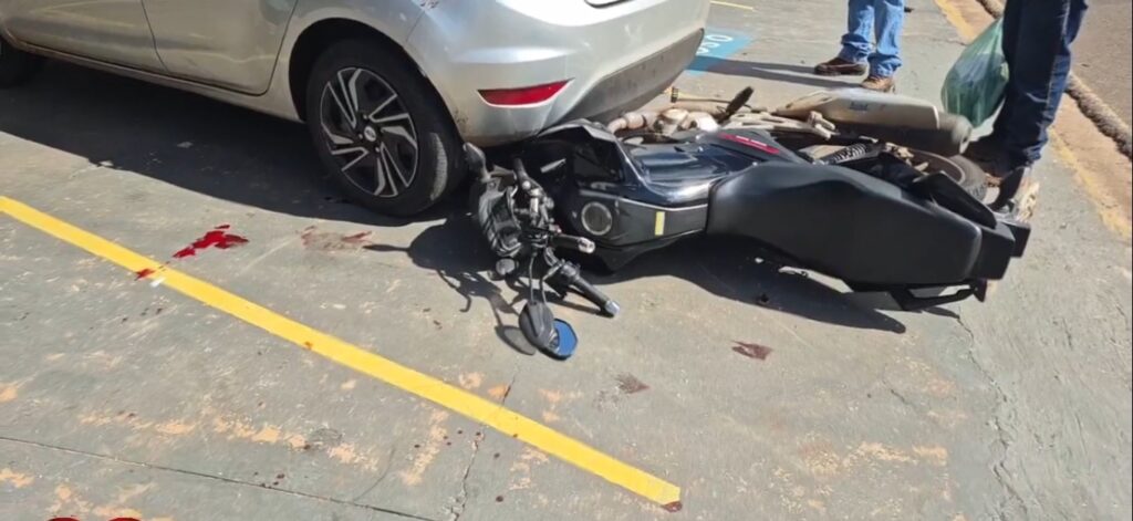 Motociclista sofre fratura exposta em acidente no corredor da Rua Rui Barbosa