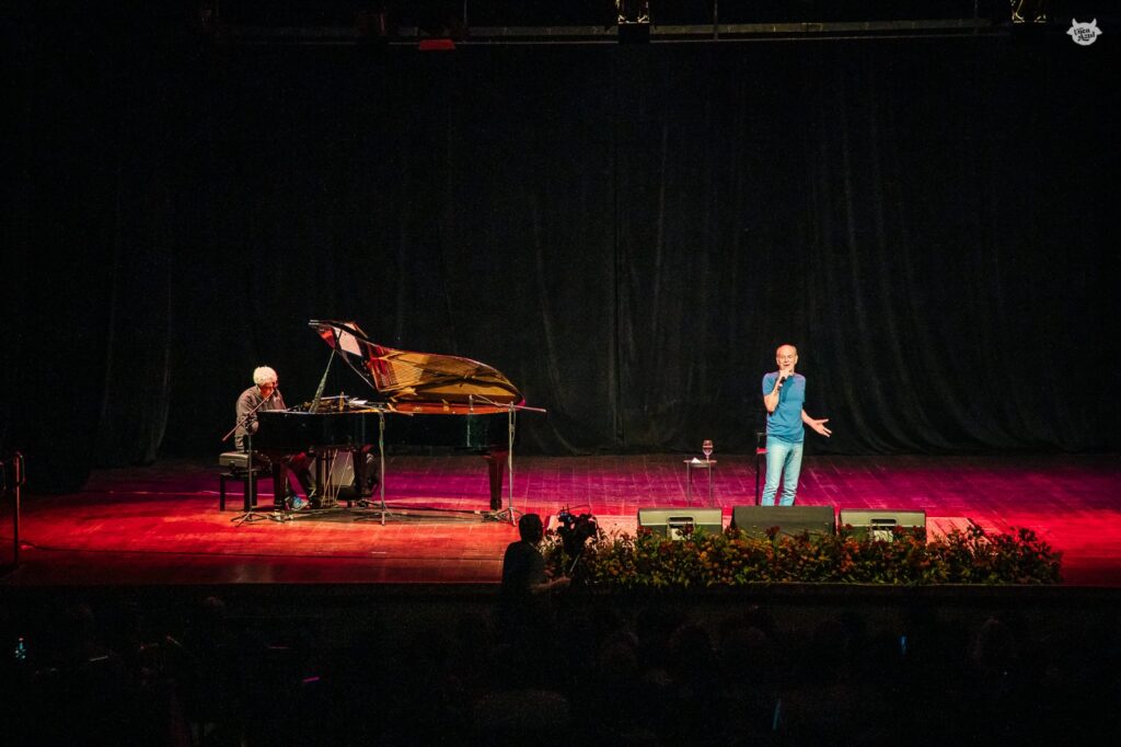 Palestra-show de Ney Matogrosso transforma abertura do FestJuv em experiência de arte viva