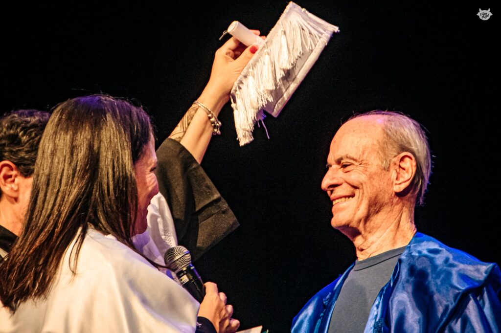 Palestra-show de Ney Matogrosso transforma abertura do FestJuv em experiência de arte viva