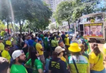 Protesto com bandeiras verde e amarelo mobiliza manifestantes no centro de Campo Grande