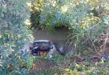 Carro aparece afundado em córrego e mobiliza curiosos na Vila Popular