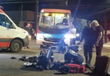 Motoentregador fica desacordado após colisão com ônibus em Campo Grande