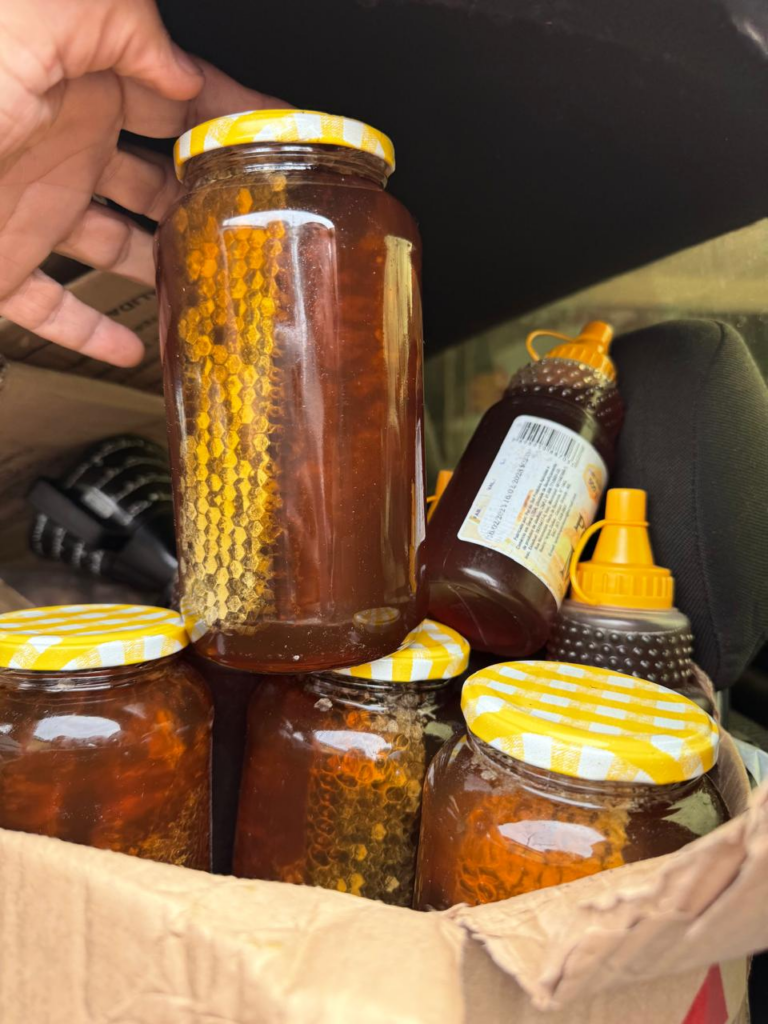 Motorista é flagrado carregado de mel irregular em frente à UPA do bairro Nova Bahia