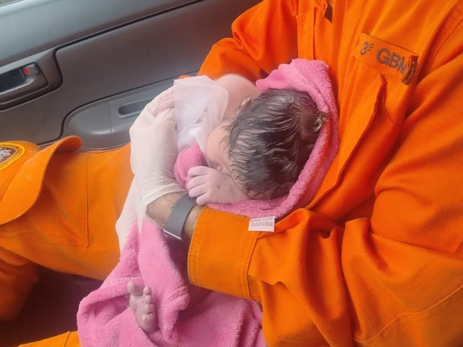 Bombeiros enfrentam estrada alagada e ajudam no parto de jovem em aldeia de Miranda