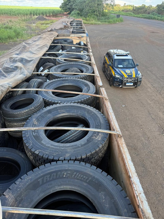 PRF apreende mais de 700 pneus contrabandeados em carretas na BR-163