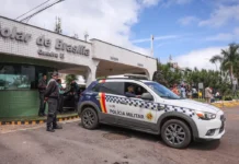 Bolsonaro recebe alta e chega em casa para cumprir prisão domiciliar