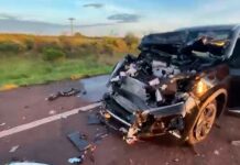 Vídeo: veículo fica destruído ao bater na traseira de caminhão na MS-060