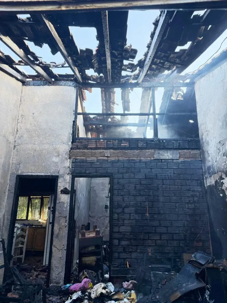 Vídeo: policial salva cadeirante e mãe idosa de casa em chamas no interior de MS