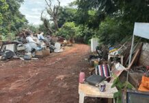Homem invade terreno e monta depósito de recicláveis, bar e criadouro de animais