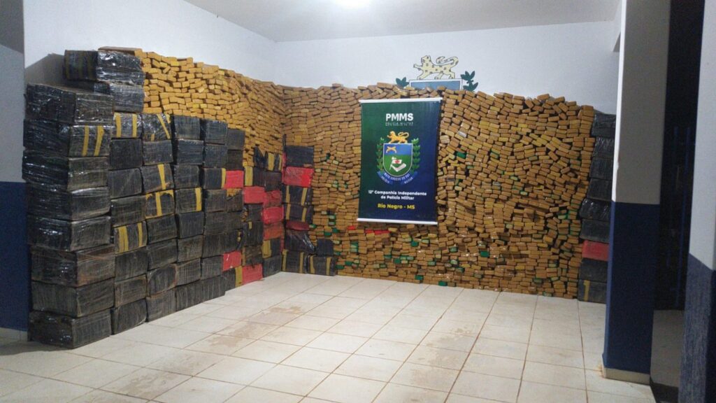 Com ajuda da cadela Kynay, PM apreende 3,6 toneladas de maconha em tanque agrícola