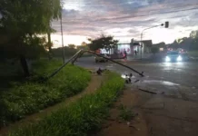 Caminhonete derruba semáforo e motorista foge após acidente no Aero Rancho