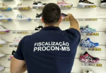 Procon apreende mais de 1,2 mil pares de tênis falsificados e interdita loja