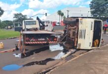 Guincho com veículo tomba em rotatória e bloqueia avenida na Capital