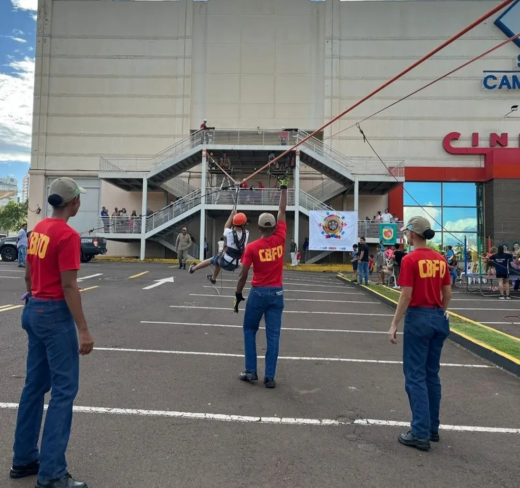 Corpo de Bombeiros realiza ação de inclusão para autistas em shopping da Capital