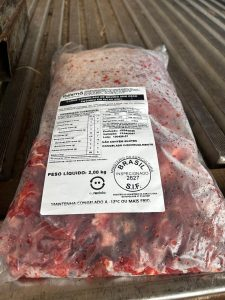 Carnes de merendas escolares transportadas em temperatura irregular são apreendidas e descartadas